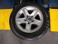 RODA ORIGINA TRACKER COM PNEU HANKOOK 235 X 60 R16 NOTA 8